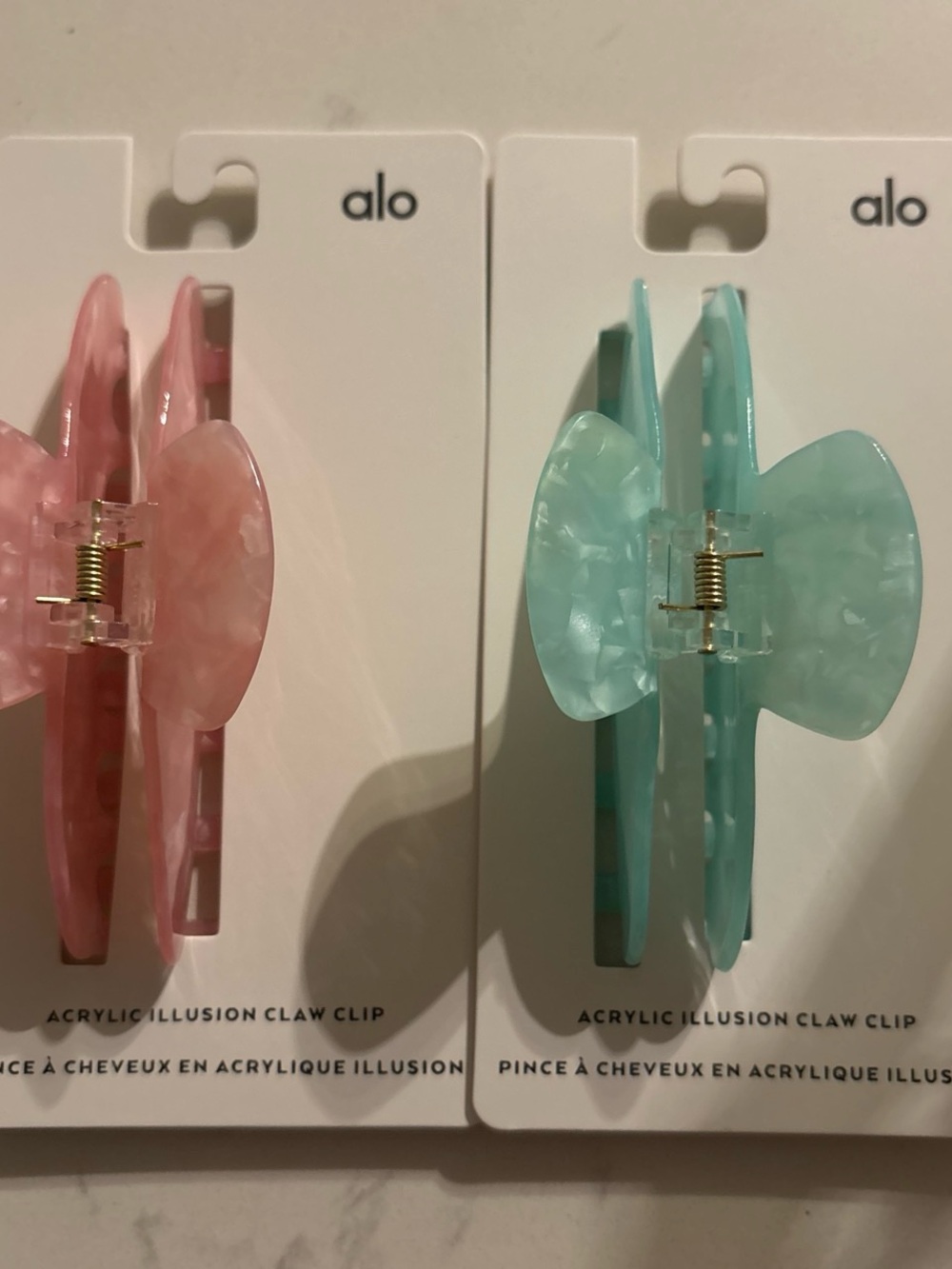 ALO Yoga Marble Hair Claw Clips in teal and pink - Picture 2 of 3